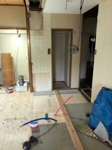 キッチン大工工事中