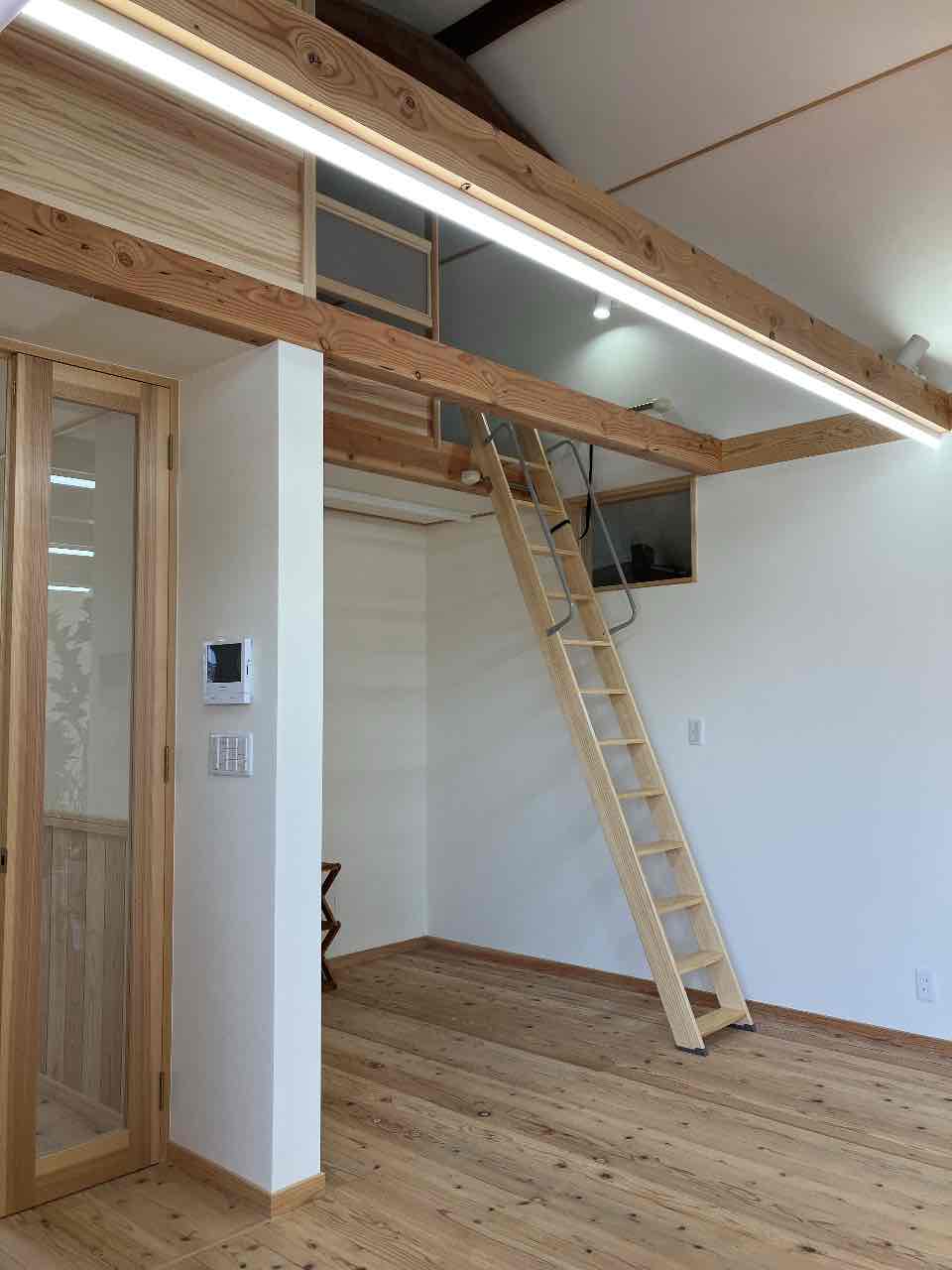 造作家具　互い違い階段