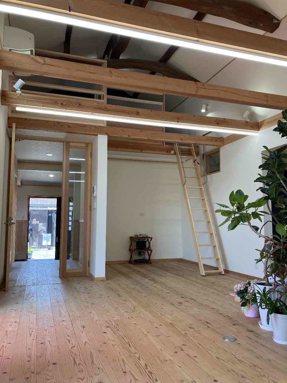 ロフト　互い違い階段　造作家具