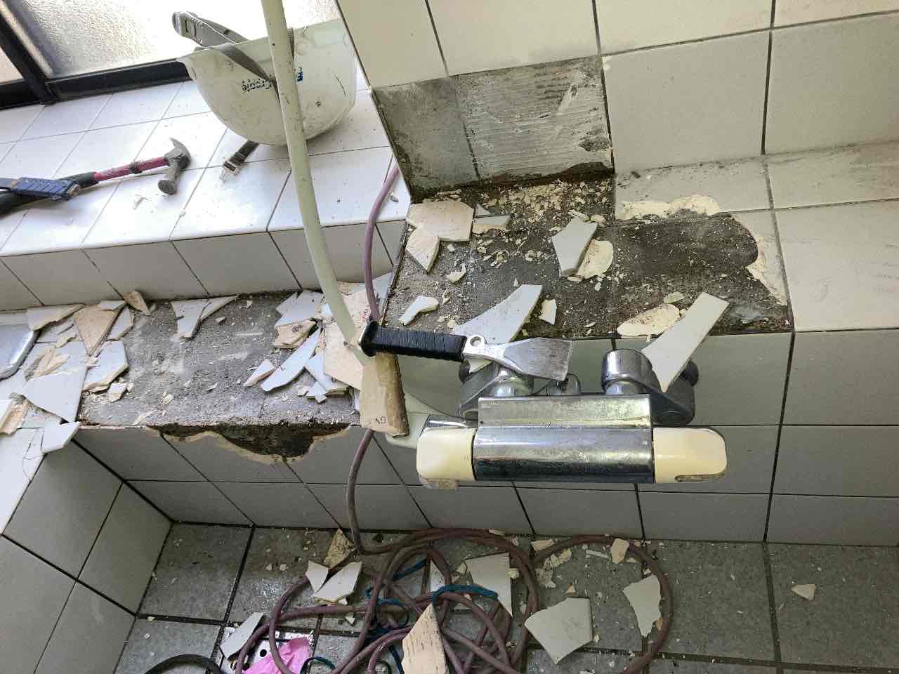 在来浴室　タイル解体