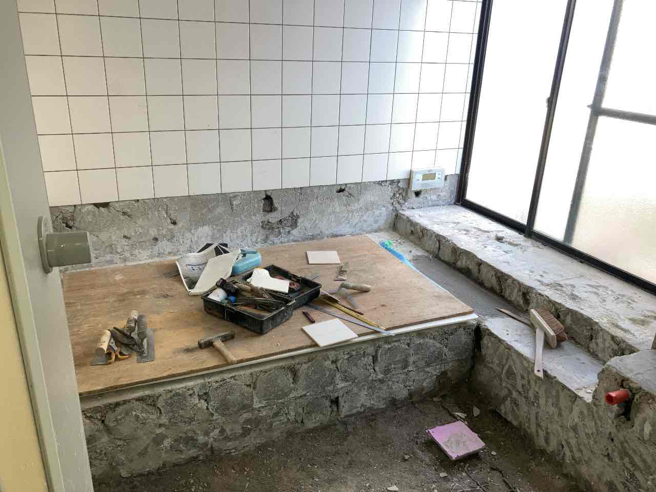 在来浴室　タイル解体