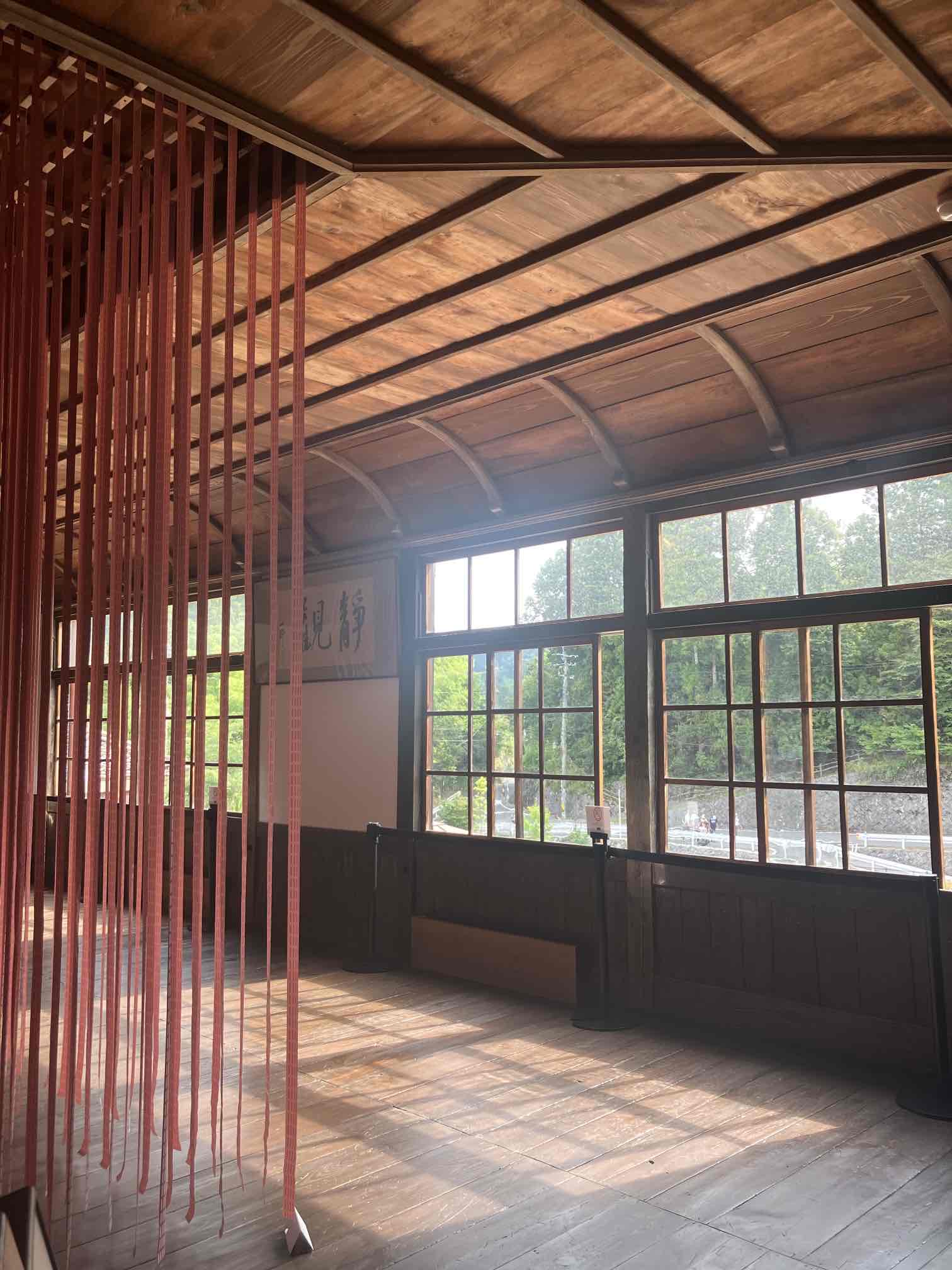 旧吹屋小学校　耐震改修　カモ井加工紙　mt