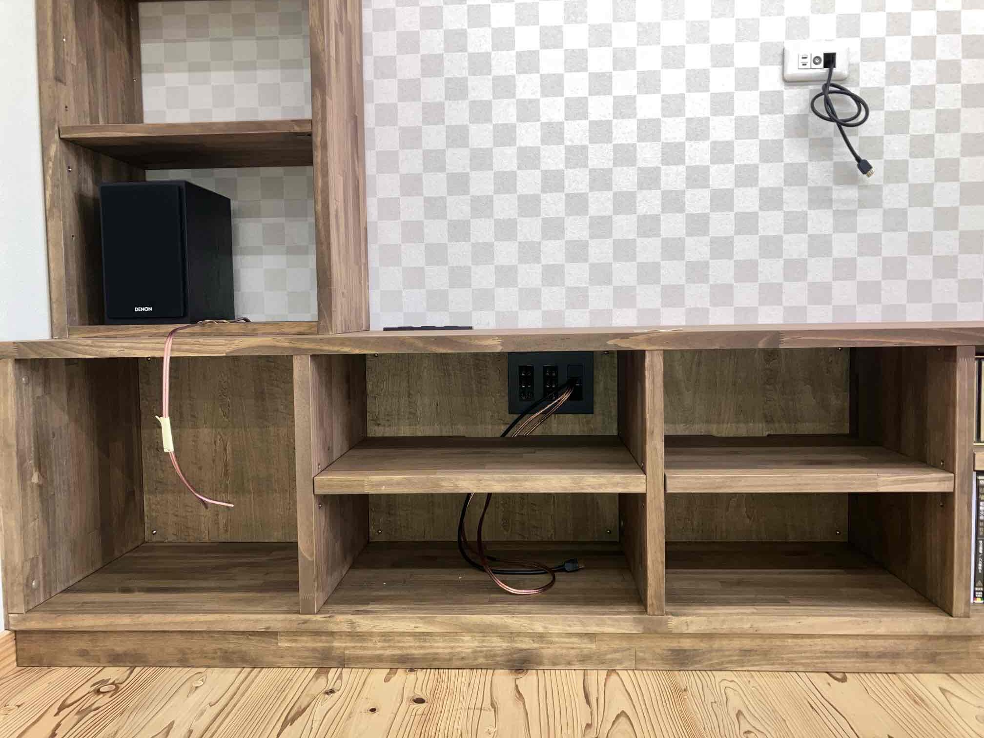 テレビボード　壁掛けテレビ　造作家具