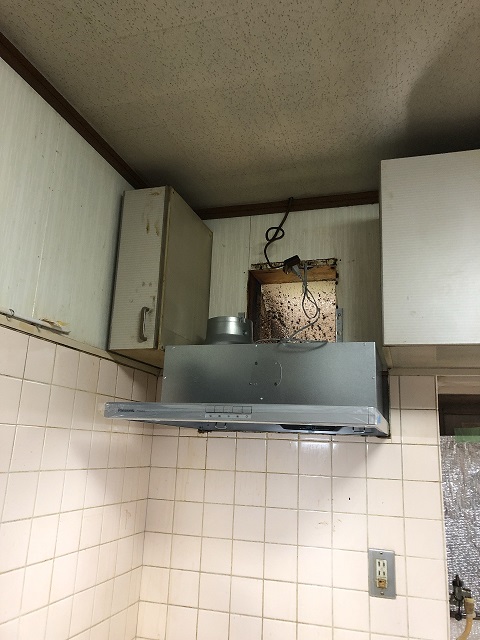 レンジフード施工中