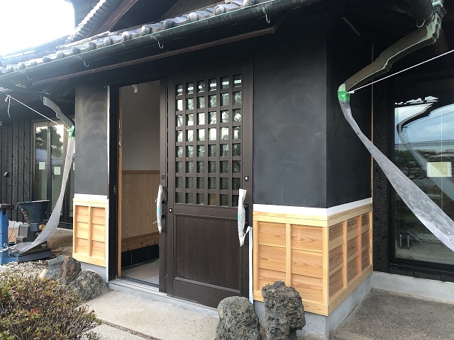 黒漆喰　鎧張り
